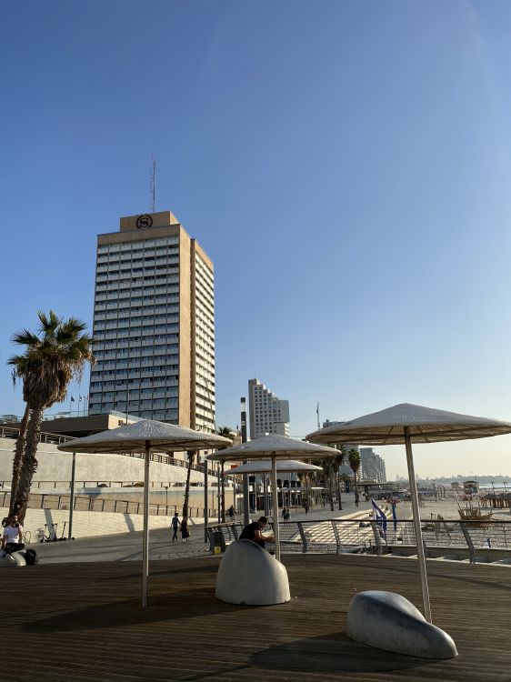 Обои город, башня, коммерческое здание, кондоминиум, тень в разрешении 1536x2048