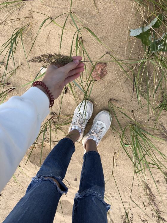 Обои трава, человек, нога, башмак, человеческая нога в разрешении 1536x2048