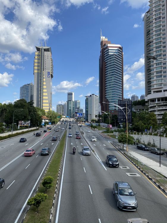 Обои дорога, башня, дневное время, город, инфраструктура в разрешении 1536x2048