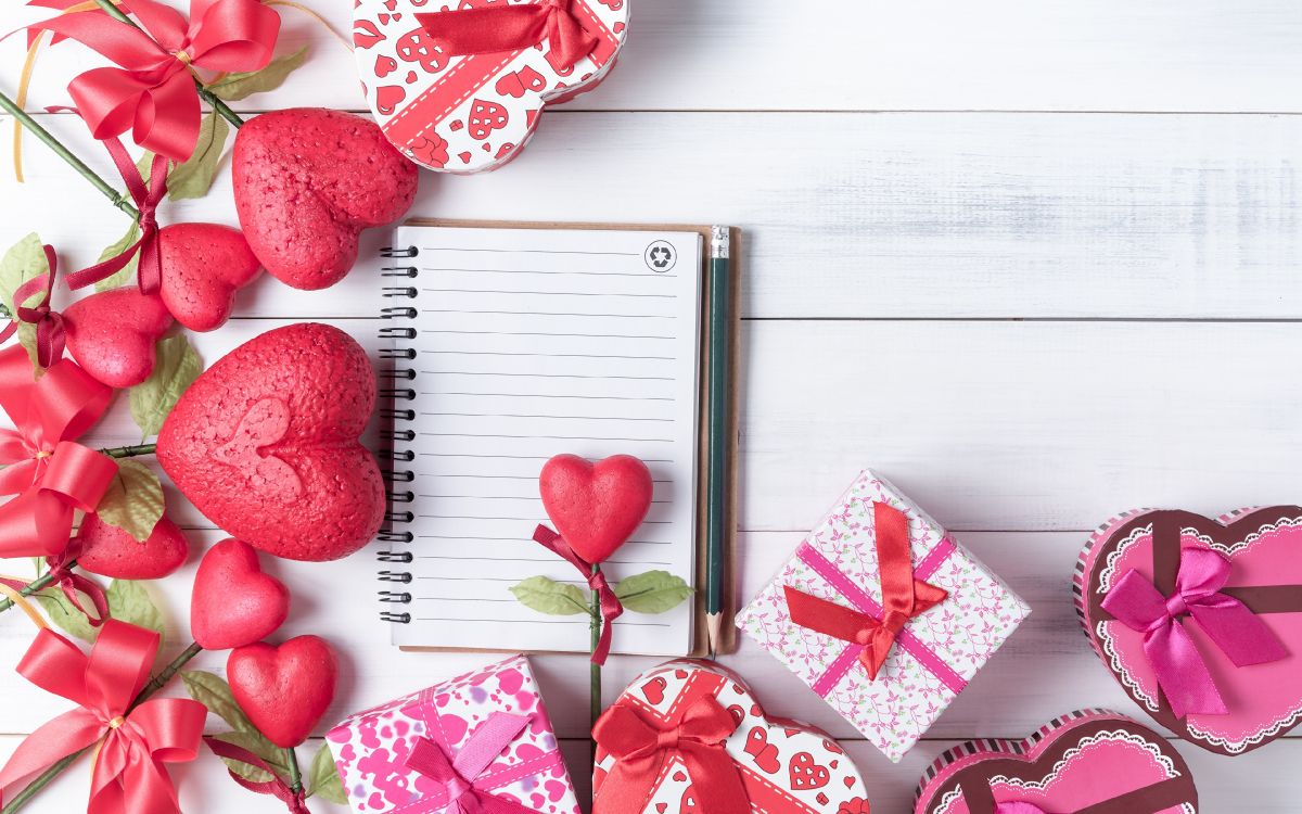 Обои День Святого Валентина, сердце, подарок, лепесток, цветок в разрешении 3840x2400