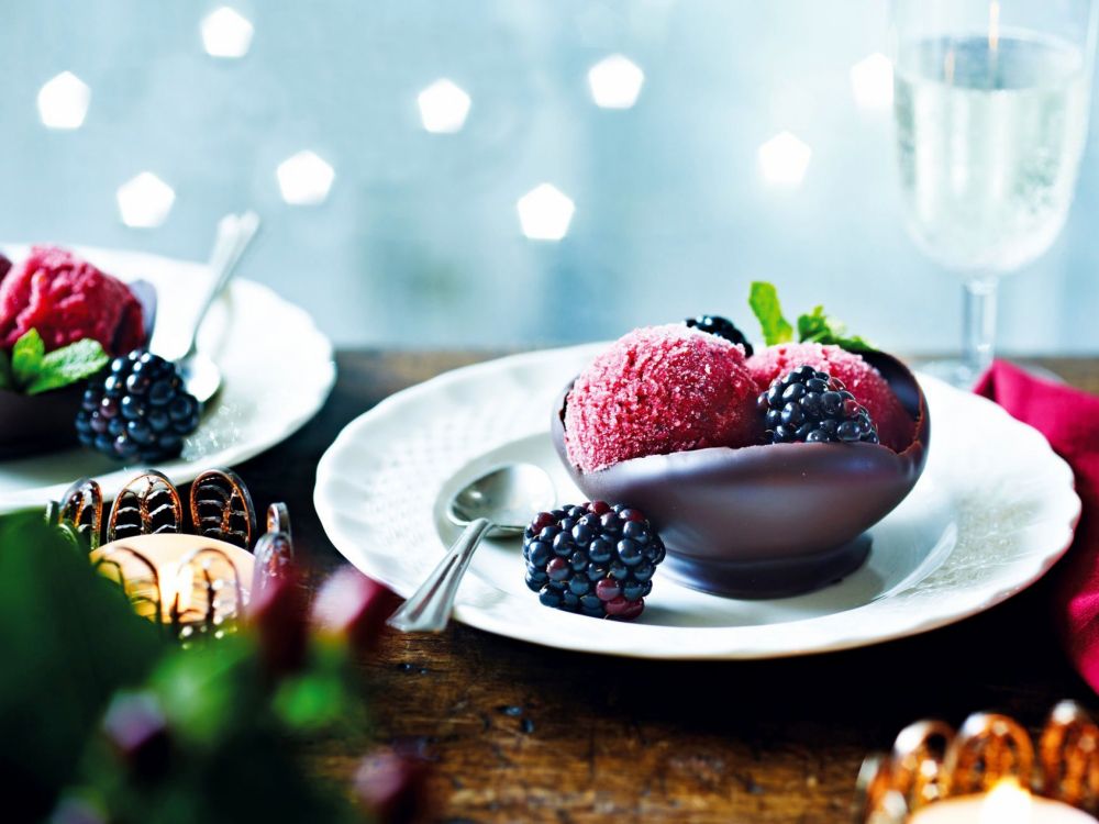 Обои Клубничное мороженое, шоколад, пища, сладость, замороженный десерт в разрешении 2048x1536