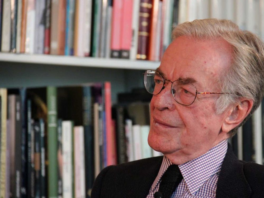 Обои БИБЛИОТЕКА, журналист, пенсионер, профессия, предприниматель в разрешении 2048x1536