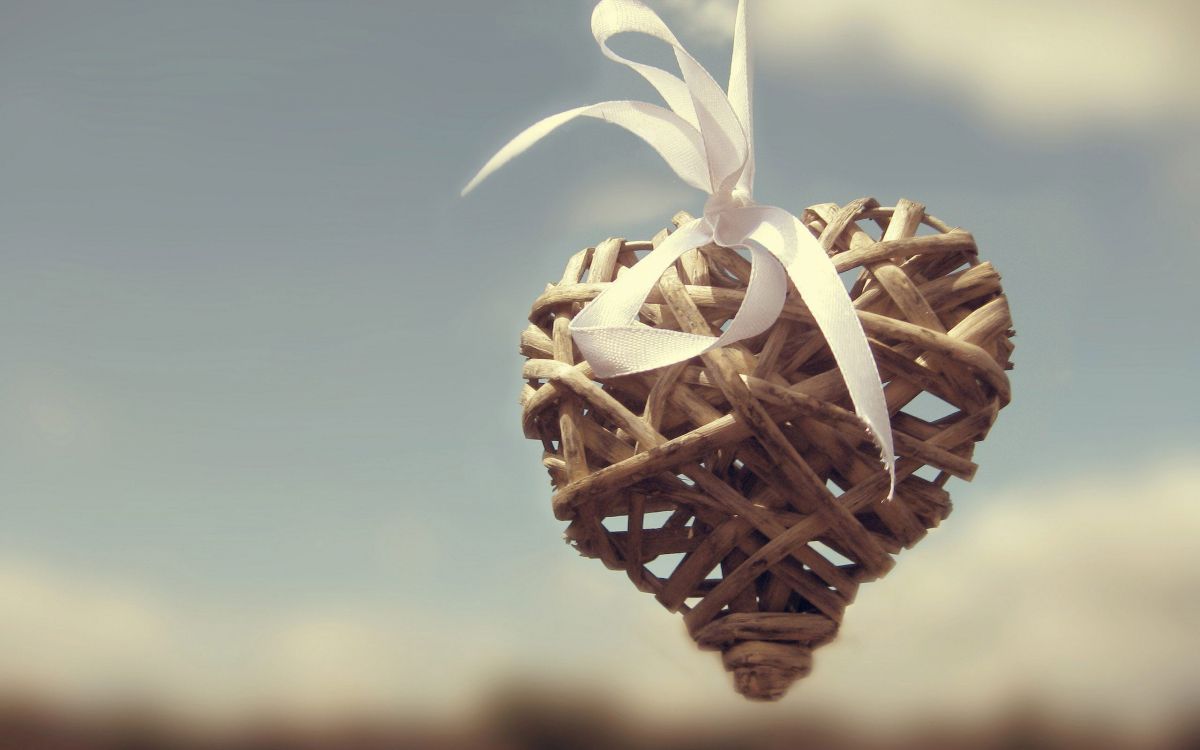 Обои любовь, сердце, прут, небо, телевидение в разрешении 2560x1600