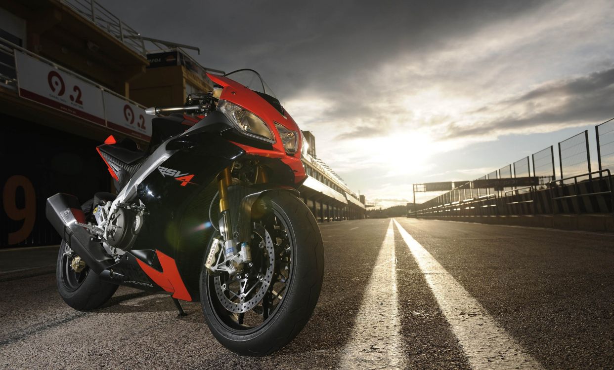 Обои aprilia rsv4, априлия, мотоцикл, супербайк, автомобильные шины в разрешении 2650x1600