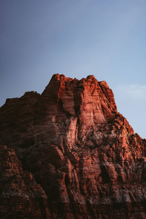 Обои облако, гора, коренная порода, природный ландшафт, дерево в разрешении 2250x3375