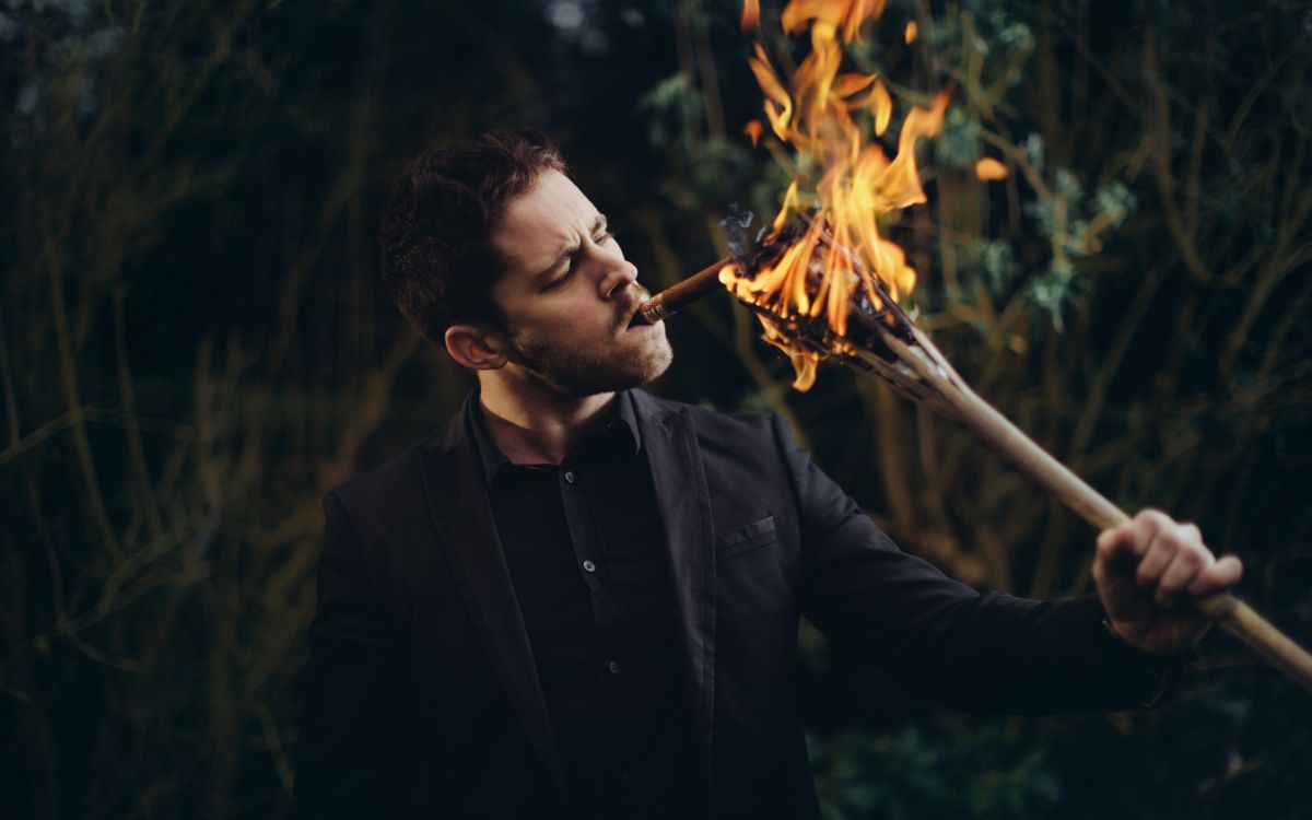 Обои темнота, растение, мальчик, видео, whatsapp в разрешении 2880x1800