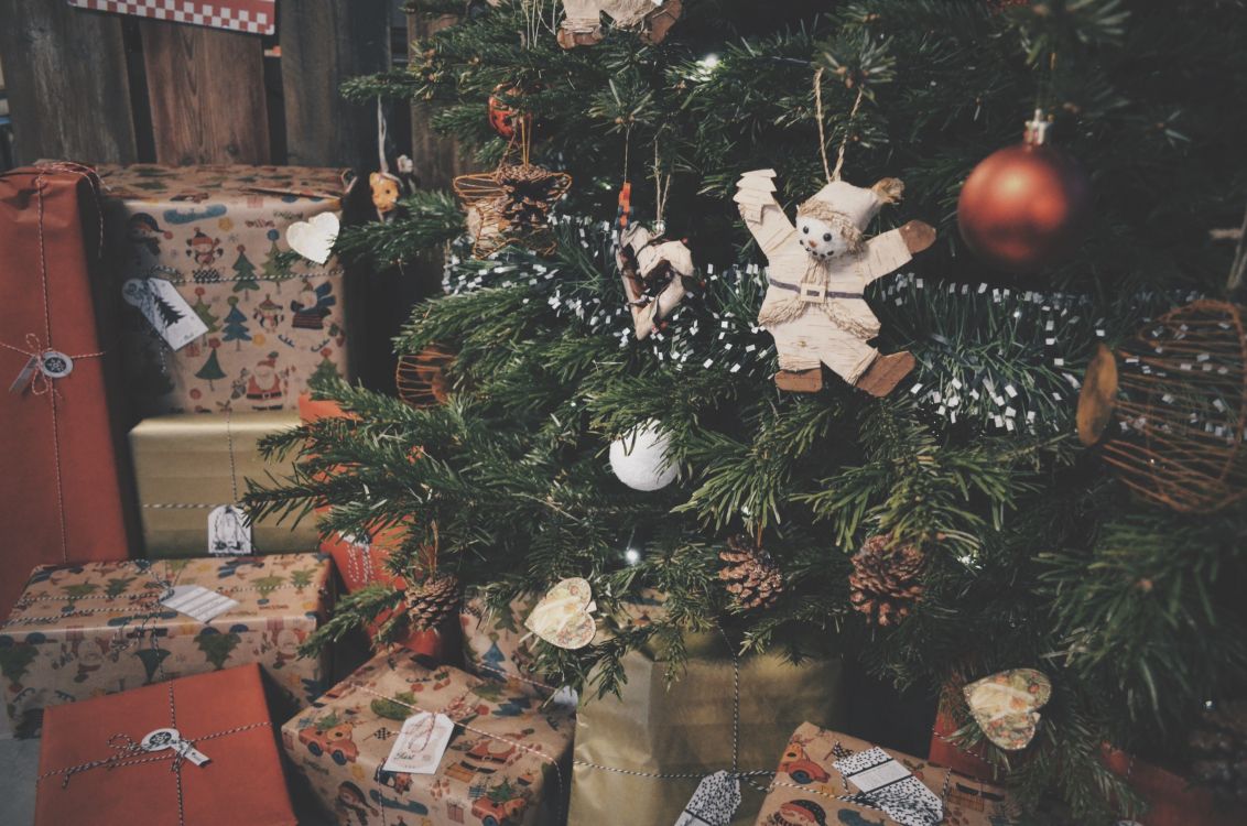 Обои Рождественский день, елка, рождественский орнамент, Рождество, натюрморт в разрешении 3264x2161