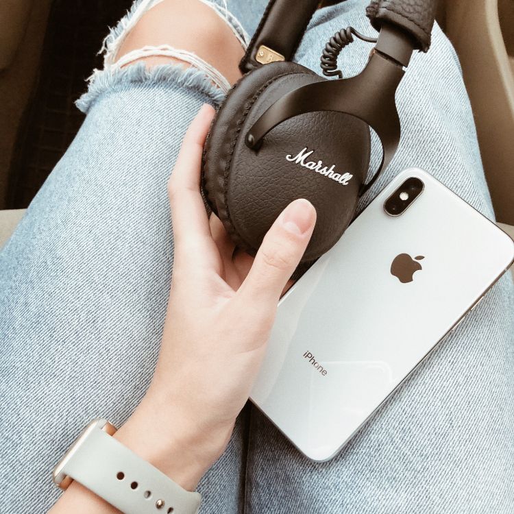 Обои Маршалл, iPhone, стек Маршалла, наушники, палец в разрешении 3024x3024