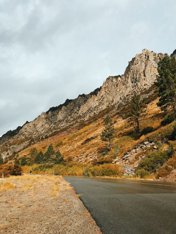 Обои дорога, горный рельеф, нагорье, дорожное покрытие, склон в разрешении 3024x4032