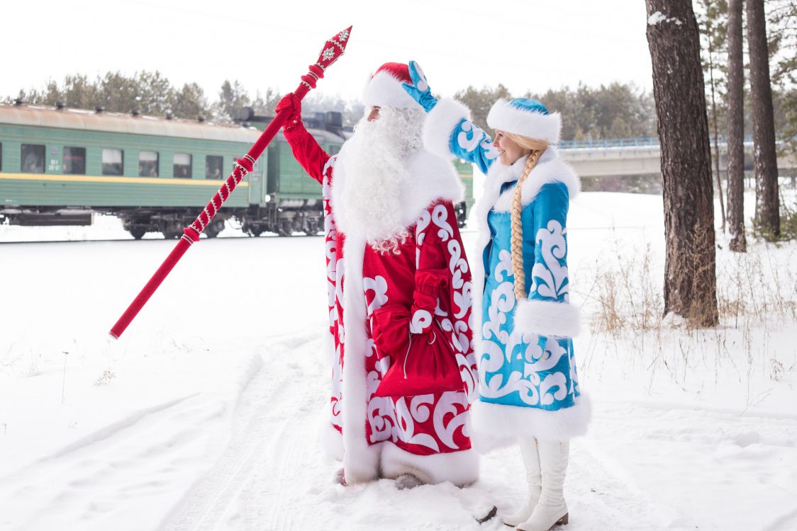 Обои зима, Дед Мороз, снегурочка, Санта-Клаус, Рождественский день в разрешении 2560x1707