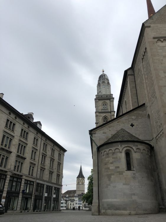 Обои Grossmnster, окно, архитектура, инфраструктура, дорога в разрешении 1536x2048