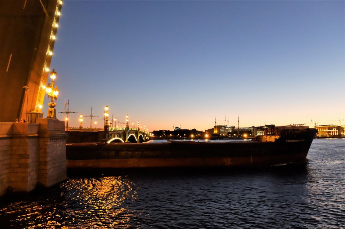 Обои отражение, перевозка воды, ночь, водный путь, лодка в разрешении 2560x1695