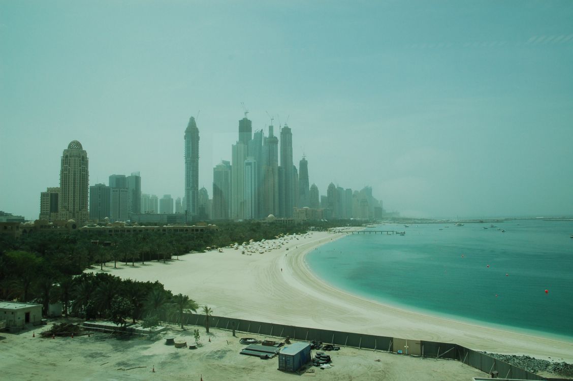 Обои море, город, дневное время, пляж, небоскреб в разрешении 3008x2000