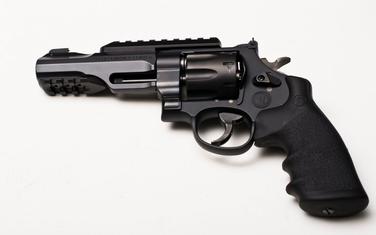 Обои орудие, ручное огнестрельное оружие, огнестрельное оружие, револьвер, триггер в разрешении 2560x1600