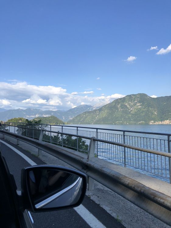 Обои автомобильное зеркало, дорога, горный рельеф, ограждение, Автомобильное боковое зеркало в разрешении 1536x2048