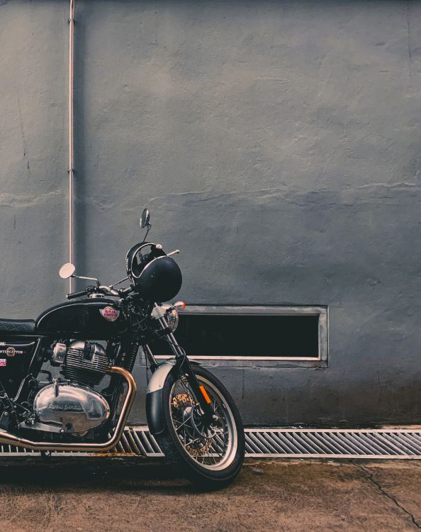 Обои мотоцикл, мотоциклетный шлем, легковые автомобили, шлем, лоб в разрешении 2268x2862