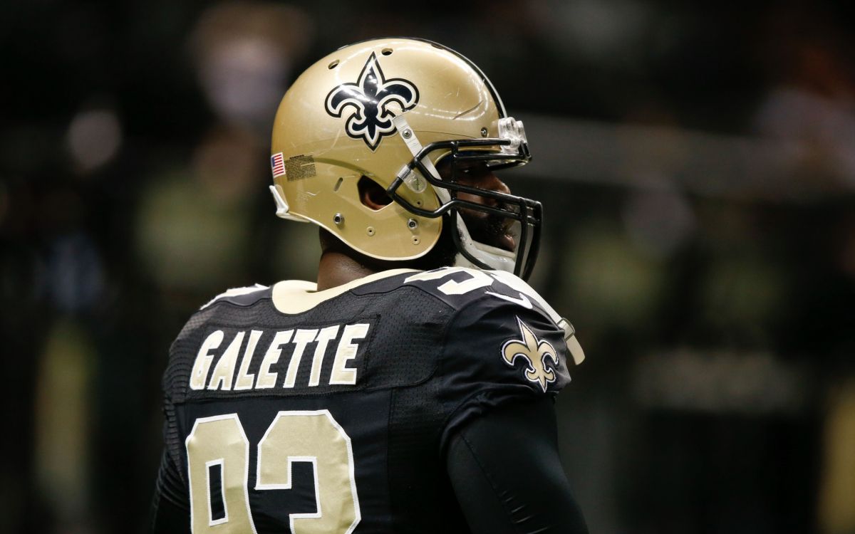 Обои Лига, футбольный шлем, игрок, футбольное поле футбол, Балтимор рэйвенс в разрешении 2560x1600