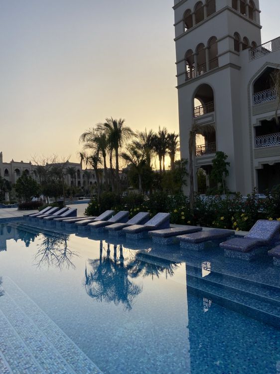 Обои отражение, вода, здание, дневное время, свойство в разрешении 1536x2048