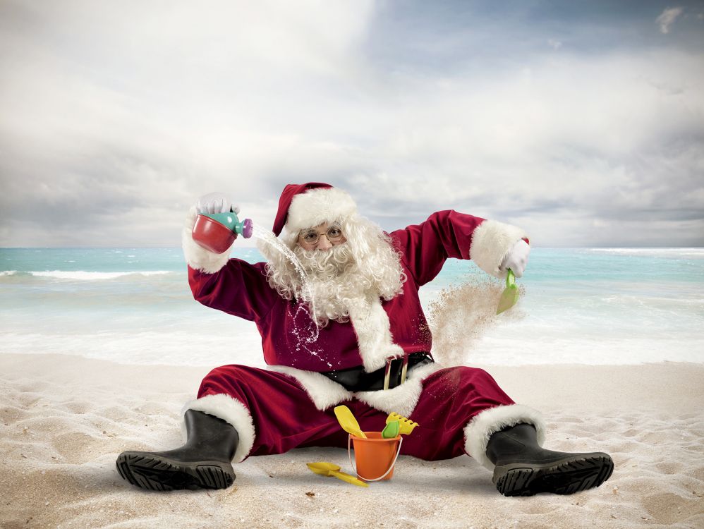 Обои Рождественский день, Санта-Клаус, пляж, забава, Рождество в разрешении 2557x1920