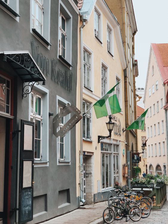 Обои жилой район, колесо, шина, велосипедная шина, окно в разрешении 3024x4032