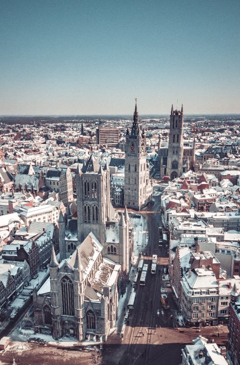 Обои городской район, здание, дневное время, небоскреб, городской дизайн в разрешении 2242x3404