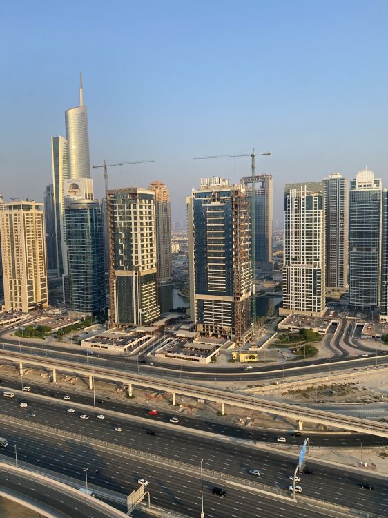 Обои Дубай, башня, дорога, дневное время, городской район в разрешении 1536x2048