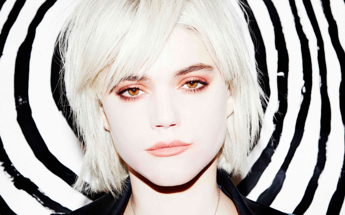 Обои Альбом, волосы, лицо, белые, прическа в разрешении 2880x1800