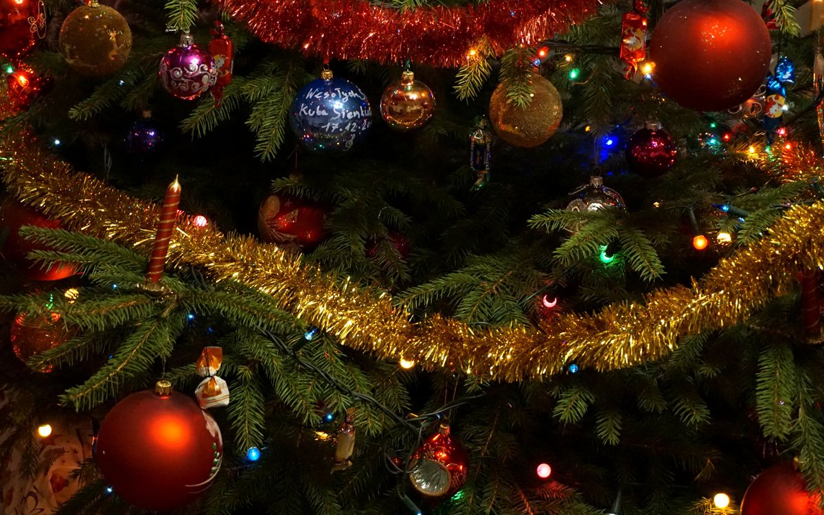 Обои Рождественский день, Рождественские огни, елка, Рождественские украшения, искусственную елку в разрешении 2880x1800