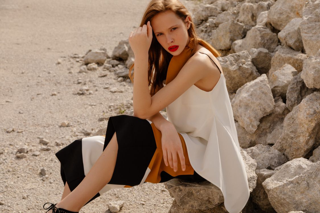 Обои красота, фэшн, белые, одежда, сидящий в разрешении 2000x1333