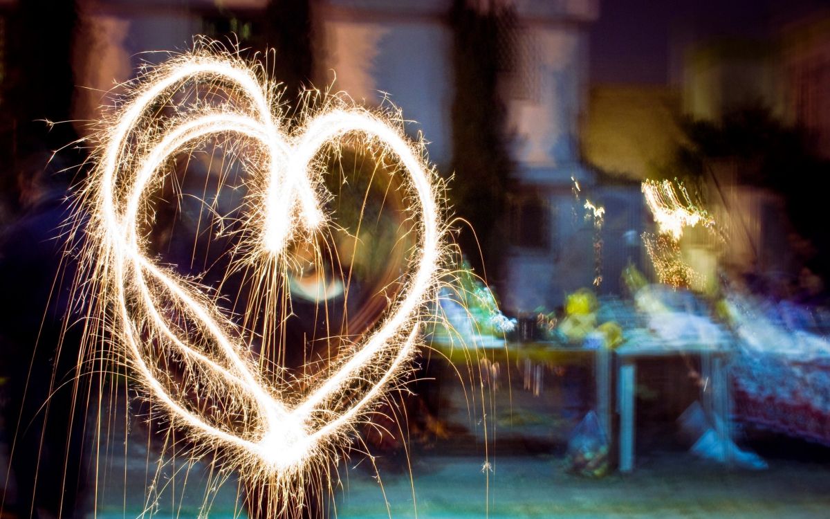 Обои Рождественский день, бенгальский огонь, свет, любовь, сердце в разрешении 2049x1280