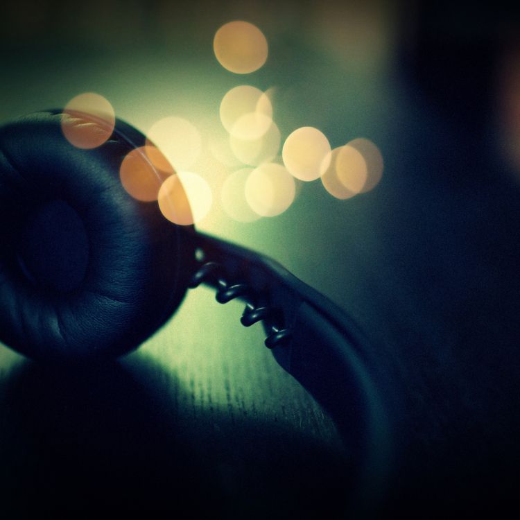 Обои свет, темнота, звуковое оборудование, крупный план, солнечный свет в разрешении 2048x2048