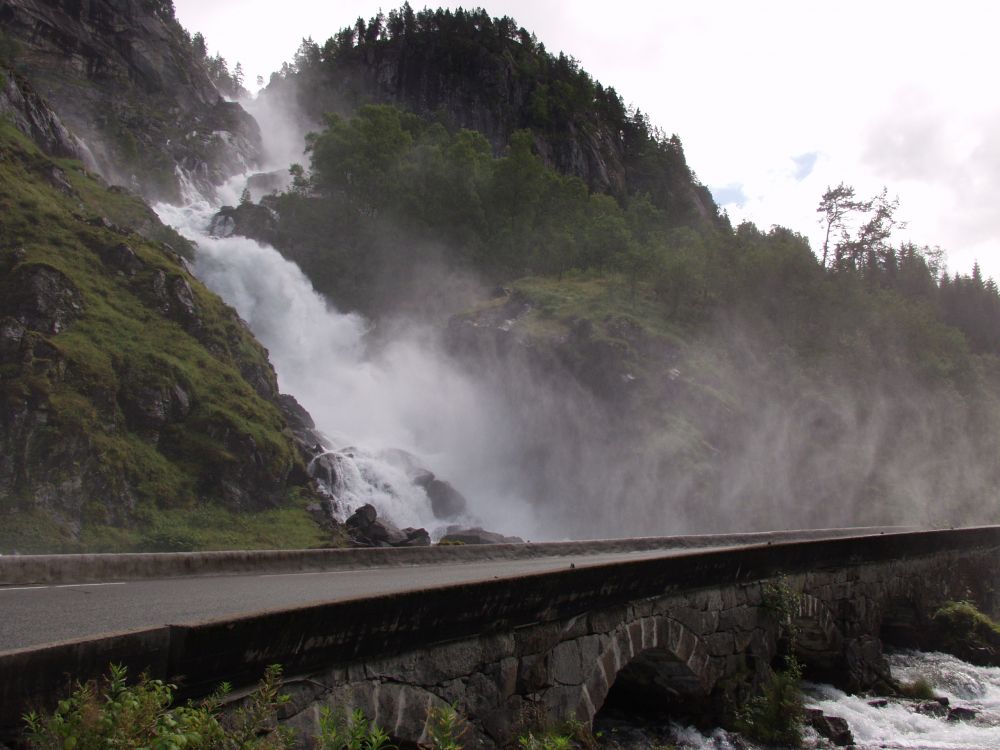 Обои водопад, гидроресурсы, водоем, вода, водоток в разрешении 2560x1920