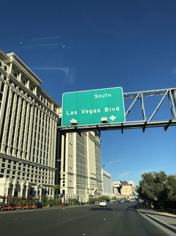 Обои дорога, дневное время, дорожное покрытие, инфраструктура, асфальт в разрешении 1536x2048