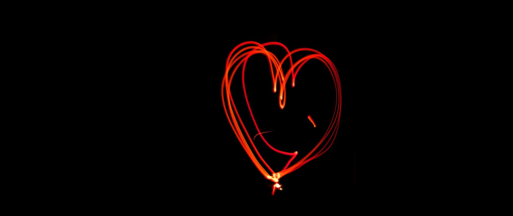 Обои сердце, графика, темнота, красный цвет, любовь в разрешении 2560x1080