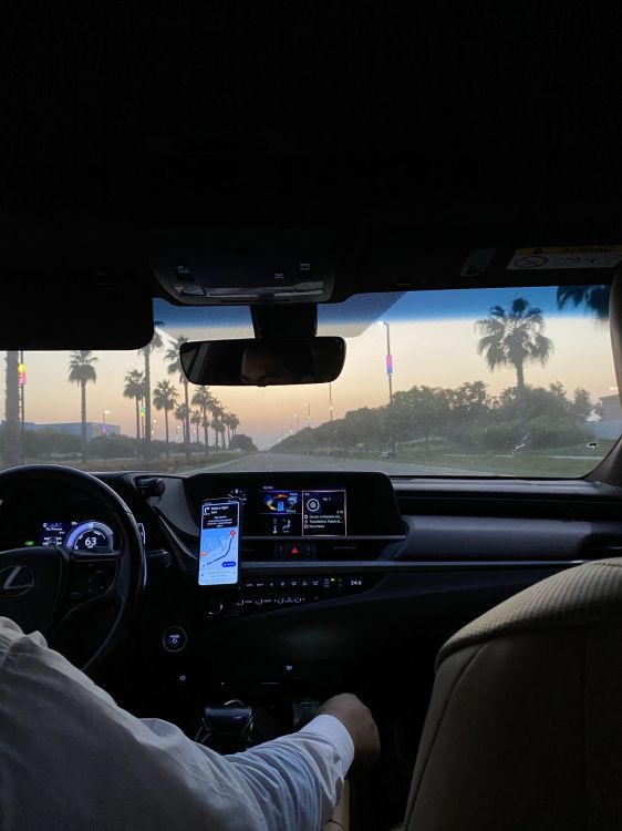 Обои семейный автомобиль, Король, рулевое колесо, рулевой часть, автомобильное зеркало в разрешении 1536x2048