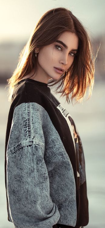Обои красота, волосы, лицо, губа, верхняя одежда в разрешении 1080x2340