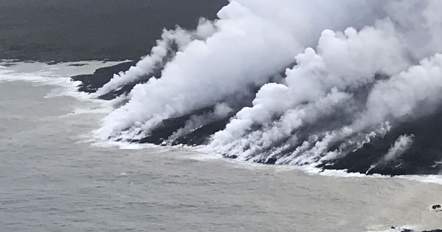 Обои волна, вулкан, лава, облако, море в разрешении 3200x1680