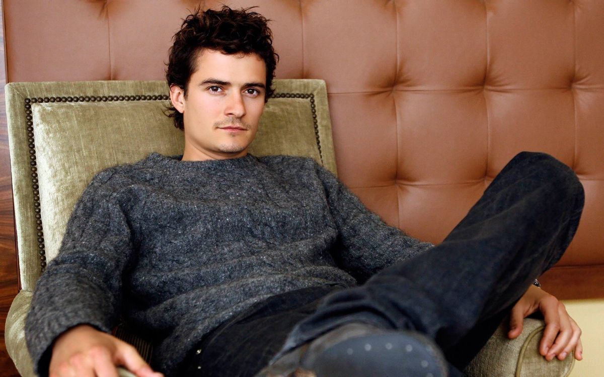 Обои Орландо Блум, знаменитость, штаны, каштановые волосы в разрешении 1920x1200