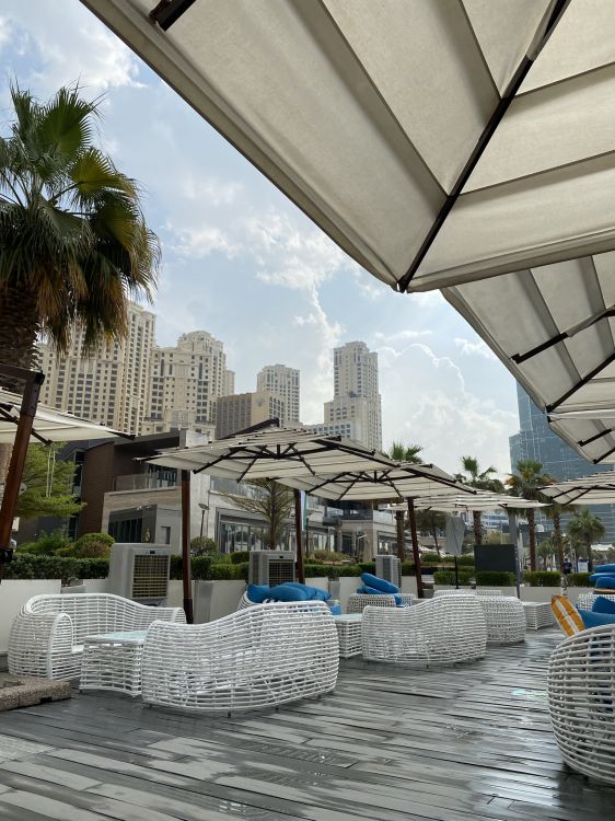 Обои кондоминиум, недвижимость, тень, городской дизайн, дневное освещение в разрешении 1536x2048