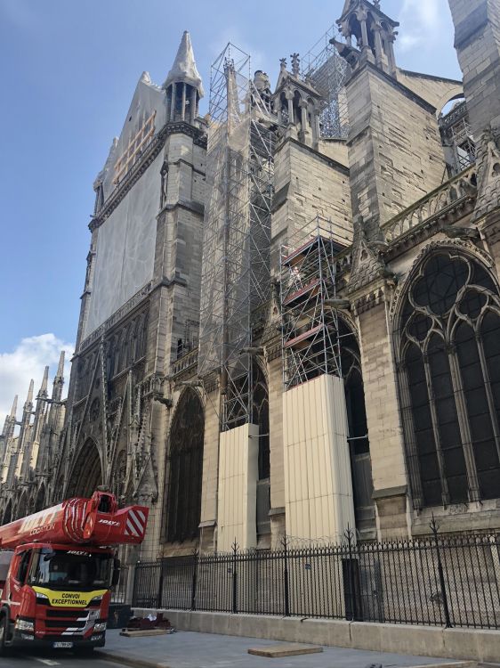 Обои НотрДам де Пари, Cathdrale Нотр-Дам-де-Пари, собор, средневековая архитектура, архитектура в разрешении 1536x2048