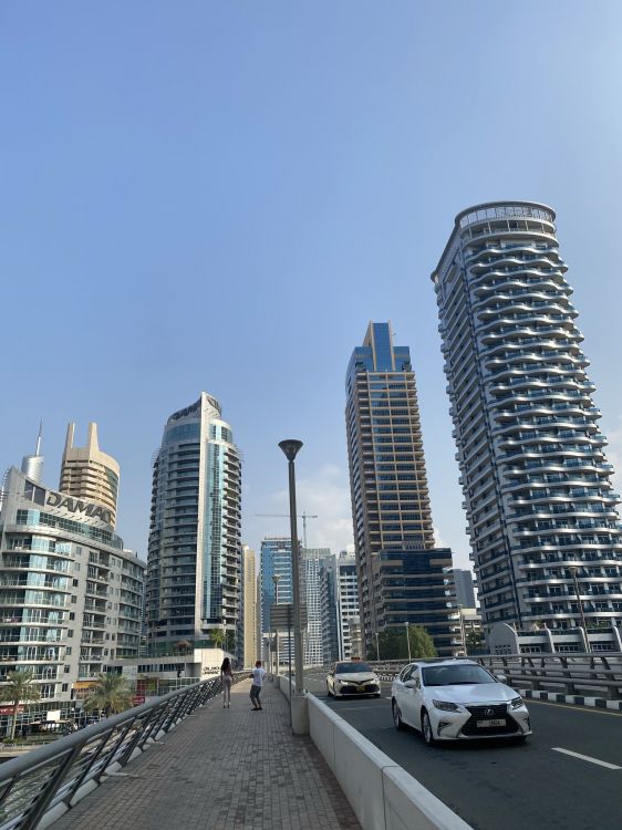 Обои Дубай, башня, дневное время, дорога, город в разрешении 1536x2048