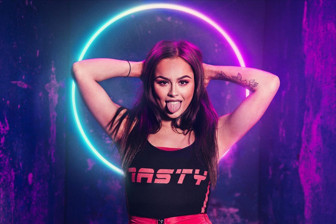 Обои Канал 4, игровое шоу, лицо, пурпур, свет в разрешении 3000x2000