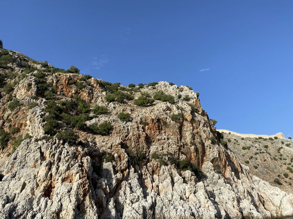 Обои гора, коренная порода, растение, природный ландшафт, склон в разрешении 2048x1536