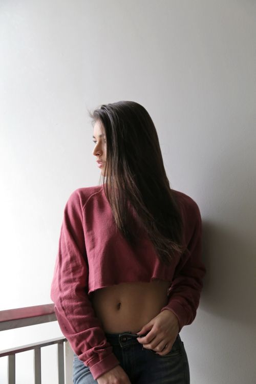 Обои красота, каштановые волосы, одежда, сустав, желудок в разрешении 1280x1920