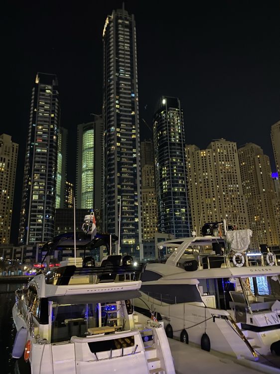 Обои Король, небоскреб, башня, ночь, метрополия в разрешении 1536x2048