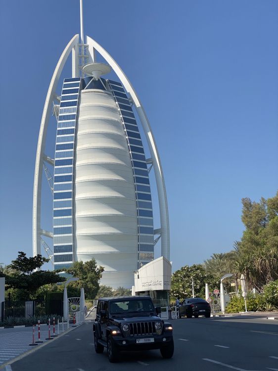Обои Дубай, Бурдж Аль араб, высотное здание, дорога, дневное время в разрешении 1536x2048