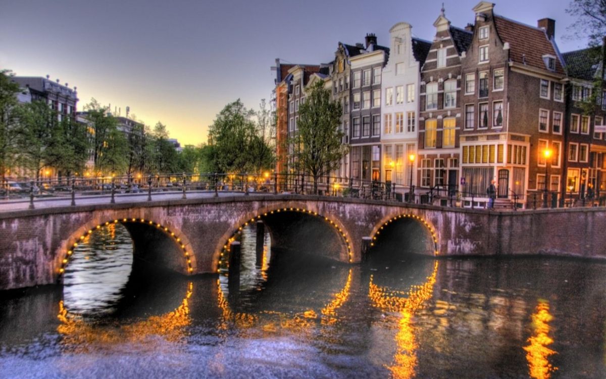 Обои отражение, вода, водный путь, ночь, городок в разрешении 2560x1600