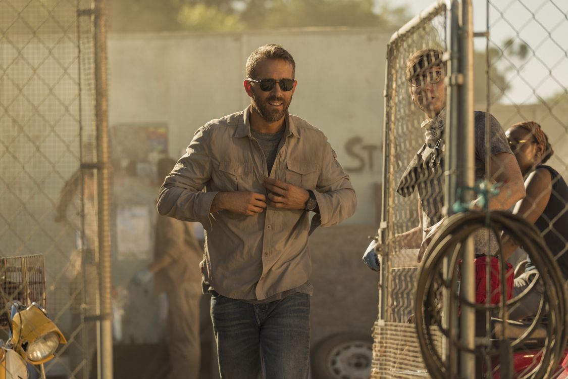 Обои забор, люди, Райан Рейнольдс, очки, Первый в разрешении 3000x2000