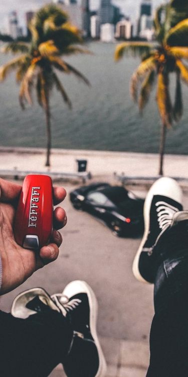 Обои легковые автомобили, обувь, башмак, дерево, желтый в разрешении 1080x2160