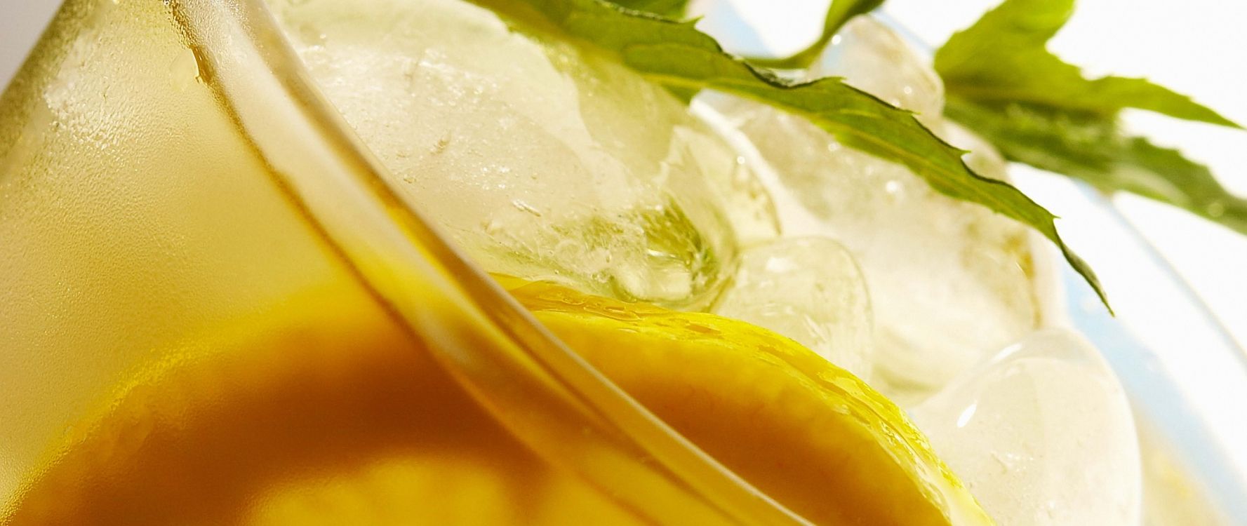 Обои коктейль, сок, чай со льдом, чай, желтый в разрешении 2560x1080